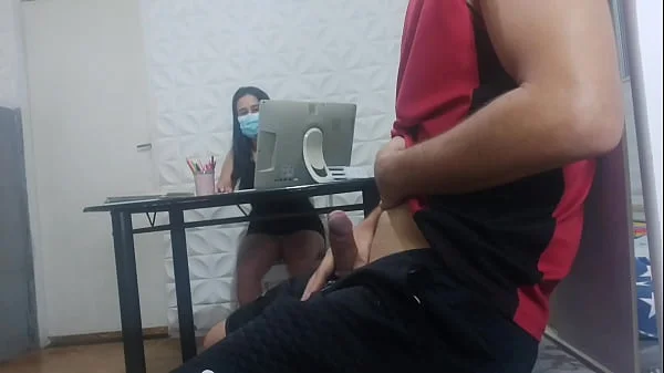 recepcionista gostosa sem calcinha! me arrisquei colocando o pau pra fora! em plena recepção, qual será a reação dela?