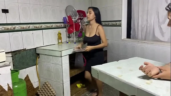 invito a mi prim a comer y termina comiendome mis tetas.