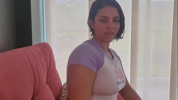 Hermanastra malcriada, encuentro a mi hermanastra en ropa interior en el sofá