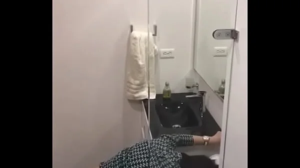 descubro a mis amigos en el baño por los fuertes gemidos