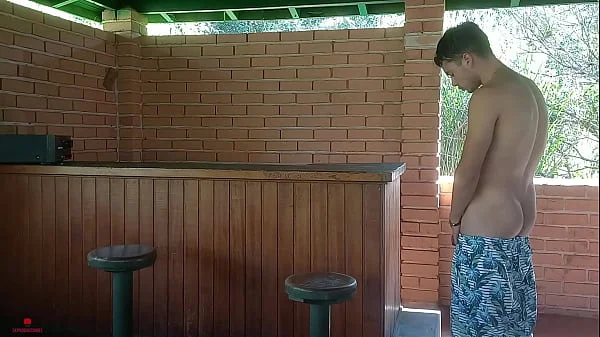 Mi hermanastra casi me descubre pero de lo caliente que estaba la convenzo para follarla muy duro.