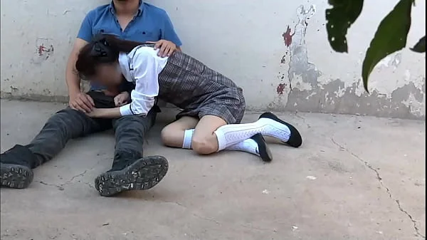 Estudiante chupando la pija de su compañero de la escuela