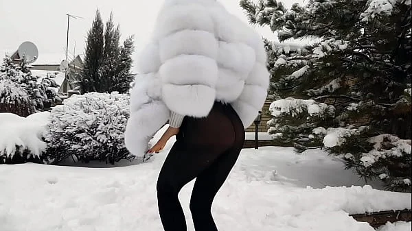 An amateur snowwhite girl who really enjoy to make a blowjob and to get a massive load of warm sperm on her face