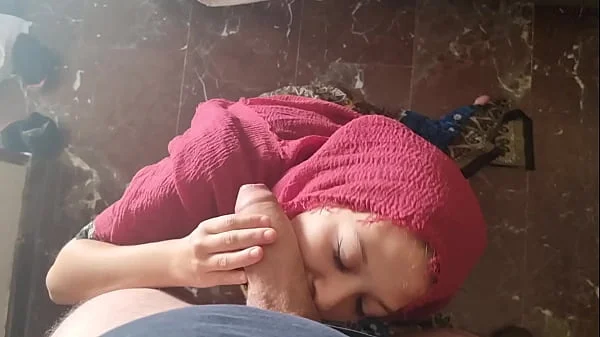 Mora mamando polla al marido