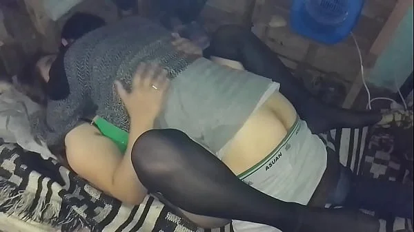 La puta de mi novia me pide que cogamos de misionero grabamos con el celular