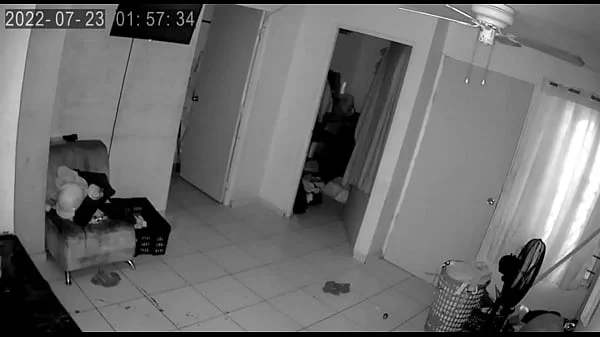 sorprendo a mi sobrina detras de la puerta masturvandose y me toca