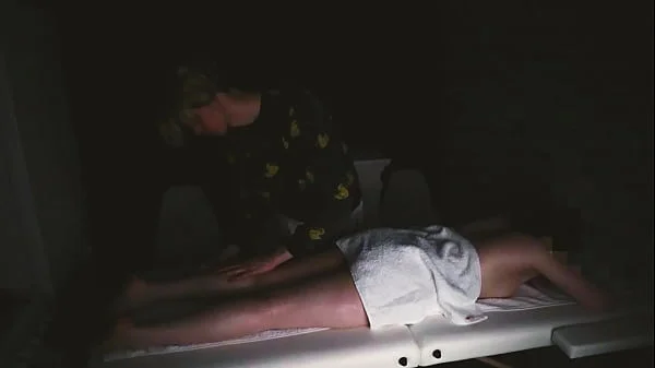 Расслабляющий массаж для обнаженной милашки