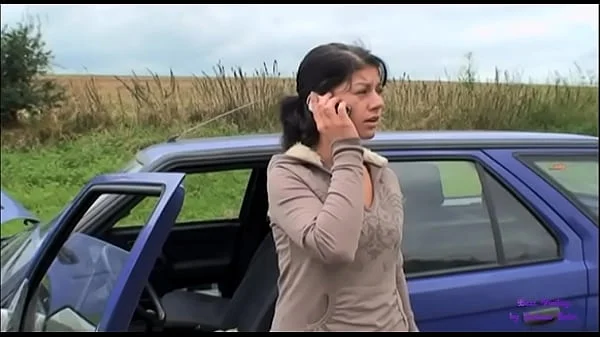 Un anziano signore vede una giovane ragazza in difficoltà con la sua auto