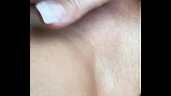 Haha, während er Auto fahren muss, fingere ich mir meine enge Pussy