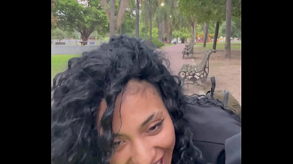 TOMANDO LECHE EN UN PARQUE PÚBLICO DE DIA EN BUENOS AIRES