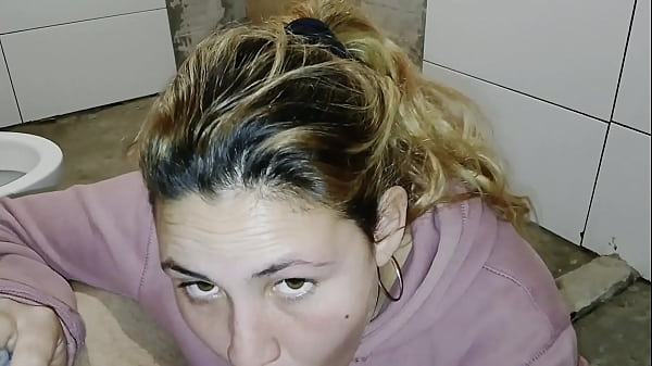 Mamada Casera en el Baño de pendeja argentina se lleva una enorme carga en la boca