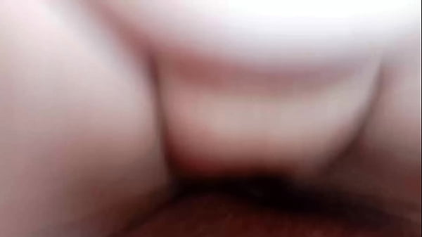 Increible  juega con la polla y muestra sus lindos senos pensando que esta jugando a la casita, que rico culo tiene para ser tan jovensita