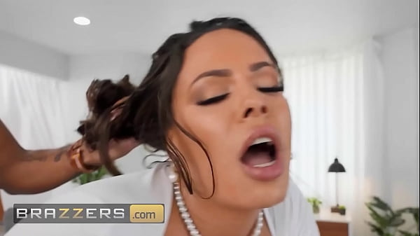 (Luna Star's) Tight Skirt Can Barely Contain Her Incredible Ass Her Employee (Musa) Graps The Chance - Brazzers