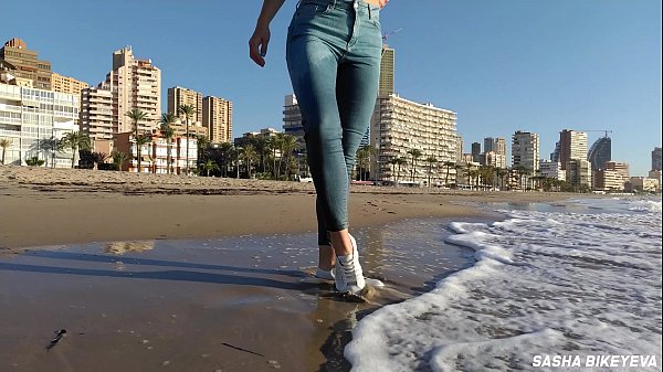 Wet shoot on a public beach with Crazy Model. Risky outdoor masturbation. Foot fetish. Pee in jeans.