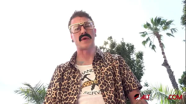 Curvy babe Samantha Mack calls up the handyman